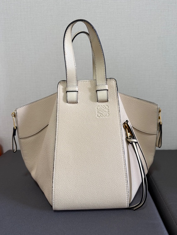 ロエベ　ハンモック　スモールサイズ（ブランドバッグ）の商品画像 - 査定依頼日：2026年4月19日 - 最高査定価格：100,000円