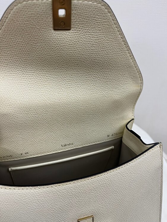 ヴァレクストラ  （ブランドバッグ）の商品画像 - 査定依頼日：2025年3月9日 - 最高査定価格：100,000円