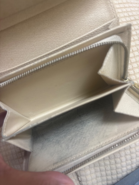 二つ折り財布（ブランドバッグ）の商品画像 - 査定依頼日：2025年7月4日 - 最高査定価格：10,000円