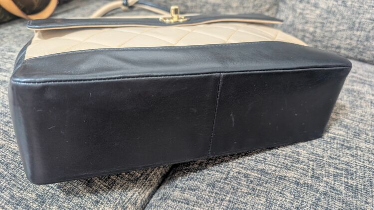 ハンドバッグ　マトラッセ　ゴールド金具　ベージュ　ブラック（ブランドバッグ）の商品画像 - 査定依頼日：2025年10月13日 - 最高査定価格：150,000円