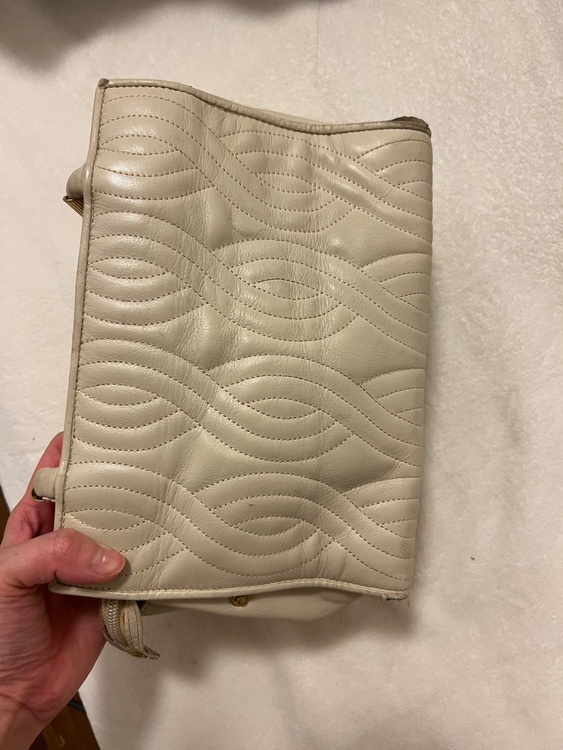 FENDI Wave Stitch Hand Bag（ブランドバッグ）の商品画像 - 査定依頼日：2026年2月22日 - 最高査定価格：15,000円