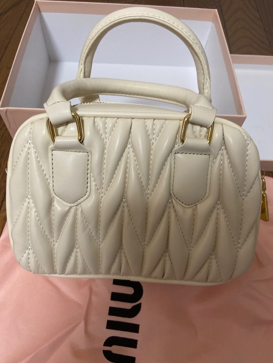 ミュウミュウ  （ブランドバッグ）の商品画像 - 査定依頼日：2025年6月17日 - 最高査定価格：100,000円