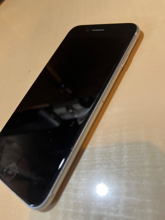 iPhone SE2 64GB ホワイト（スマホ）の商品画像 - 査定依頼日：2026年8月20日 - 最高査定価格：8,000円