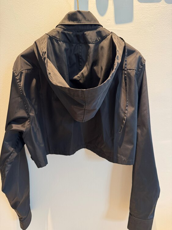 PRADAナイロンジャケット（古着・ファッション）の商品画像 - 査定依頼日：2025年2月6日 - 最高査定価格：35,000円