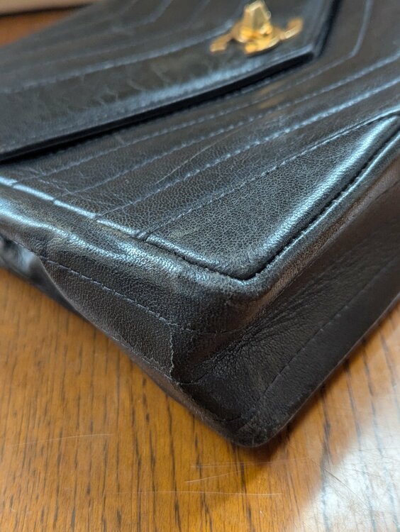 チェーンショルダーバッグ Vステッチ（ブランドバッグ）の商品画像 - 査定依頼日：2026年10月11日 - 最高査定価格：120,000円