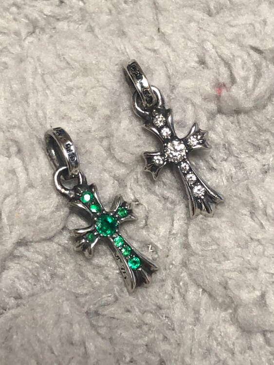 クロムハーツベイビーファットクロスパヴェダイヤとエメラルド（宝石）の商品画像 - 査定依頼日：2025年3月21日 - 最高査定価格：300,000円