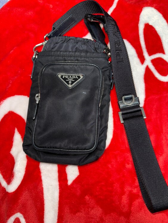 Re-Nylon スマートフォンケース（ブランドバッグ）の商品画像 - 査定依頼日：2025年3月17日 - 最高査定価格：100,000円