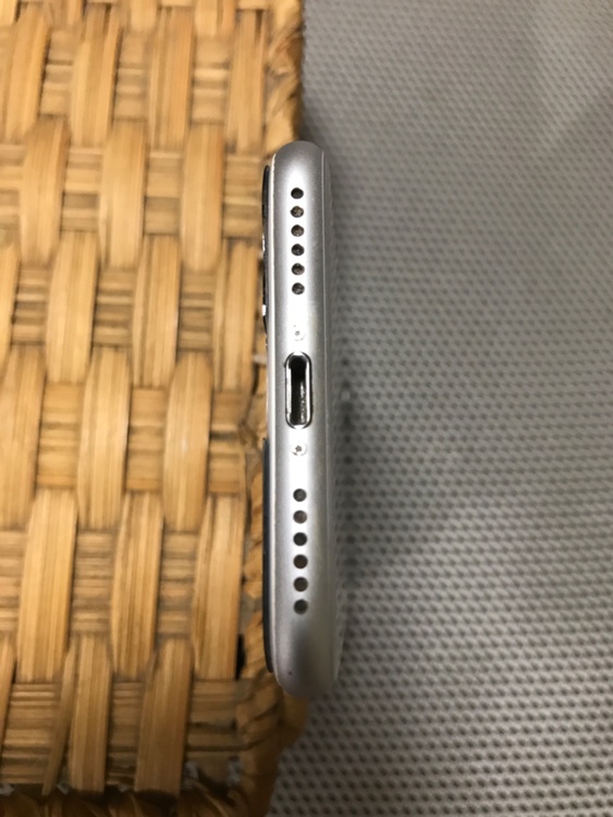 iPhone iPhone8 64GB au（スマホ）の商品画像 - 査定依頼日：2026年8月29日 - 最高査定価格：2,000円