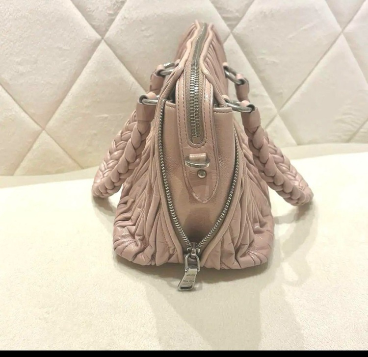 ミュウミュウ  （ブランドバッグ）の商品画像 - 査定依頼日：2025年7月8日 - 最高査定価格：30,000円