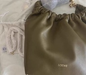 loewe squeezeバッグ スモール（ブランドバッグ）の商品画像 - 査定依頼日：2025年11月19日 - 最高査定価格：240,000円