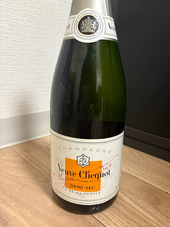 ヴーヴグリコホワイトラベル（お酒）の商品画像 - 査定依頼日：2025年5月4日 - 最高査定価格：4,000円