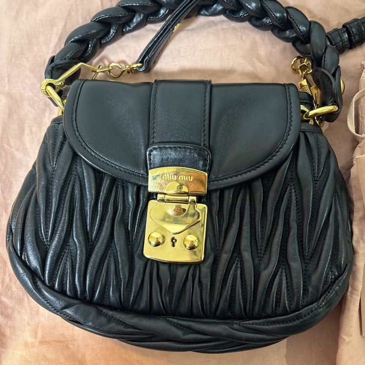 ミュウミュウ  （ブランドバッグ）の商品画像 - 査定依頼日：2025年12月14日 - 最高査定価格：50,000円