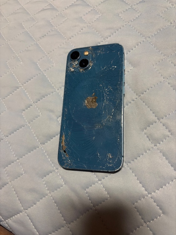 iPhone iPhone 13 128GB au（スマホ）の商品画像 - 査定依頼日：2026年7月31日 - 最高査定価格：15,000円