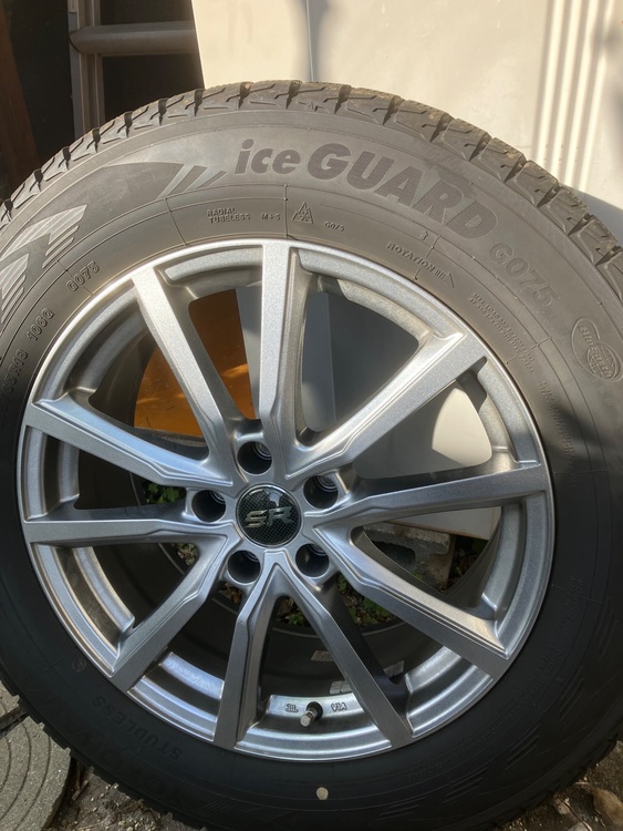 スタッドレスタイヤ（カー用品）の商品画像 - 査定依頼日：2025年11月24日 - 最高査定価格：12,000円