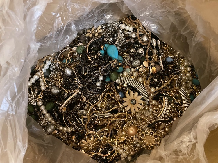 メッキアクセサリー　90キロ（金・貴金属）の商品画像 - 査定依頼日：2025年7月21日 - 最高査定価格：25,000円