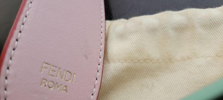 FENDI　ストラップユー　ネイビー（ブランド財布・小物）の商品画像 - 査定依頼日：2022年6月24日 - 最高査定価格：7,000円