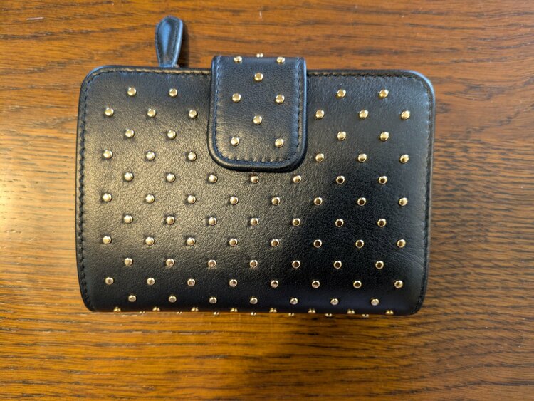 スタッズレザー二つ折り財布　1ML018　2C3H（ブランド財布・小物）の商品画像 - 査定依頼日：2025年12月10日 - 最高査定価格：20,000円