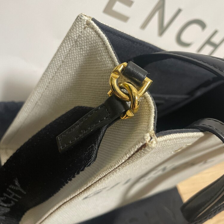 ジバンシィ  （ブランドバッグ）の商品画像 - 査定依頼日：2024年12月8日 - 最高査定価格：45,000円