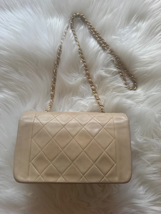 CHANEL ダイアナフラップ　ベージュ（ブランドバッグ）の商品画像 - 査定依頼日：2026年8月7日 - 最高査定価格：980,000円