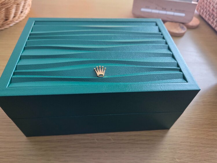 ロレックス GMTマスター 126710GRN（高級時計）の商品画像 - 査定依頼日：2026年3月29日 - 最高査定価格：2,900,000円