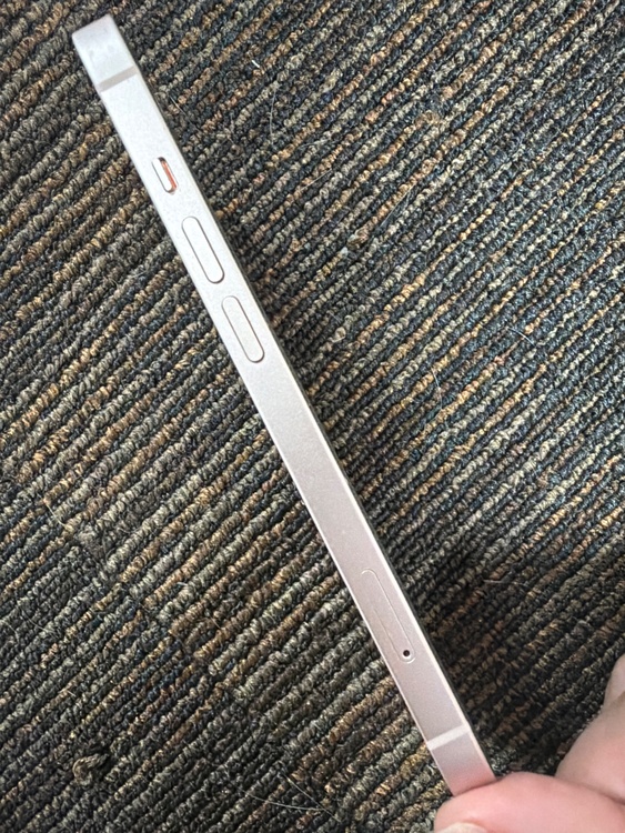 iPhone iPhone 13 256GB SIMフリー（スマホ）の商品画像 - 査定依頼日：2026年9月12日 - 最高査定価格：32,000円