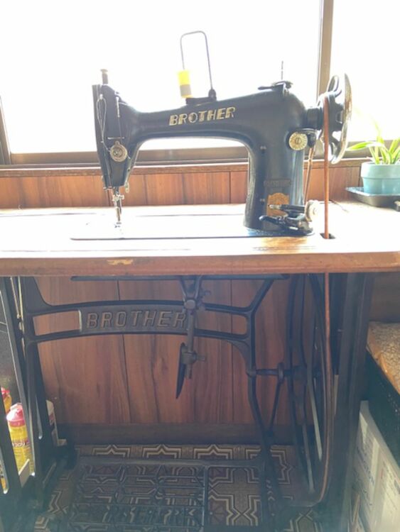 ブラザーの足踏みミシン。型番や年式は不明です。（家電）の商品画像 - 査定依頼日：2025年7月8日 - 最高査定価格：500円