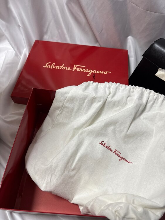 フェラガモ  （ブランドバッグ）の商品画像 - 査定依頼日：2025年5月26日 - 最高査定価格：18,000円