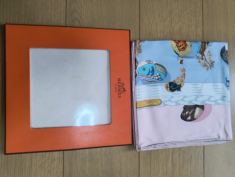 スカーフ（ブランド財布・小物）の商品画像 - 査定依頼日：2025年9月12日 - 最高査定価格：12,000円