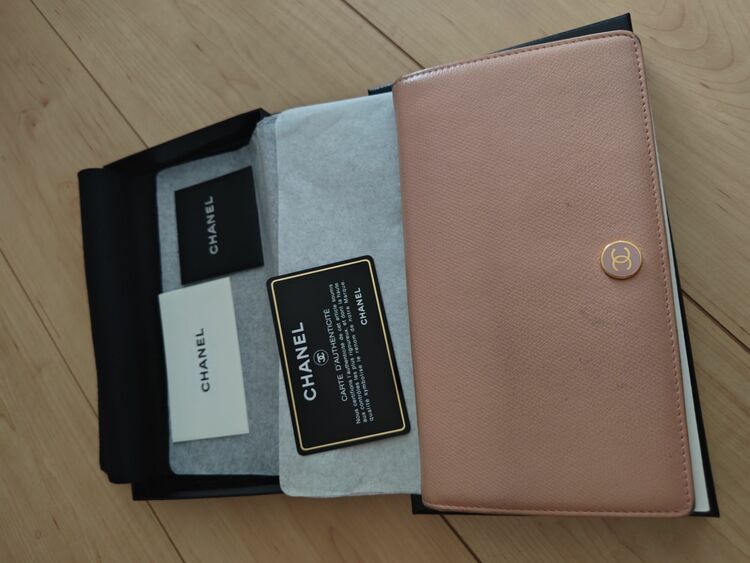 シャネル　ココボタンつ折り財布（ブランド財布・小物）の商品画像 - 査定依頼日：2025年8月28日 - 最高査定価格：10,000円