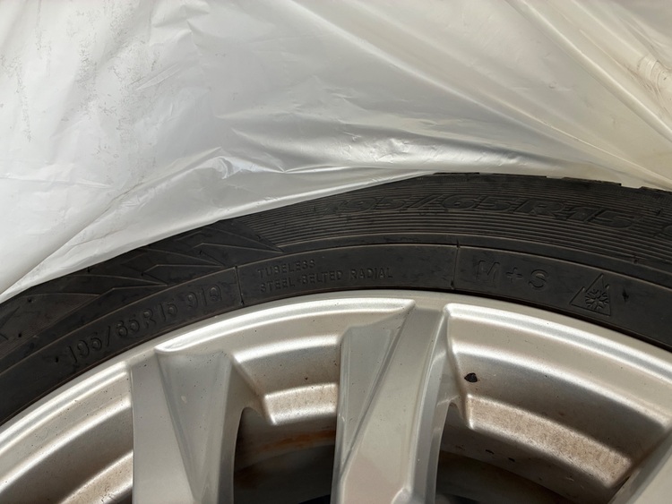 スタットレスタイヤ　ホイール付き（カー用品）の商品画像 - 査定依頼日：2025年10月1日 - 最高査定価格：8,000円