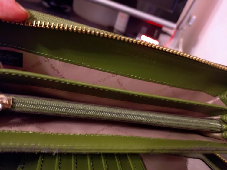 マイケルコース長財布（古着・ファッション）の商品画像 - 査定依頼日：2025年9月18日 - 最高査定価格：2,200円