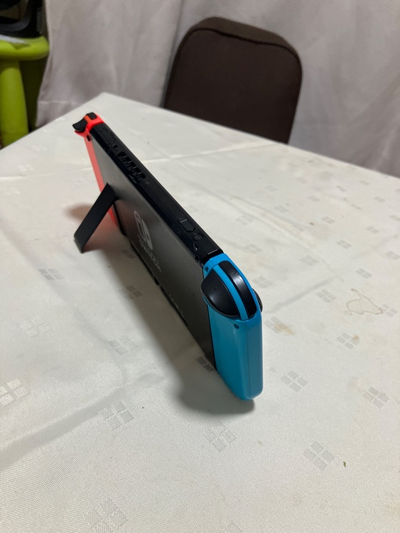 Switch 本体　ネオンブルー　ネオンレッド（ゲーム機本体・ゲームソフト）の商品画像 - 査定依頼日：2025年11月22日 - 最高査定価格：7,500円