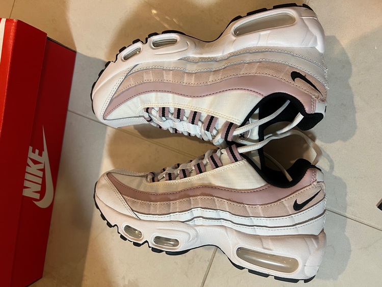 ナイキ　ウィメンズ　エアマックス95（古着・ファッション）の商品画像 - 査定依頼日：2022年7月30日
