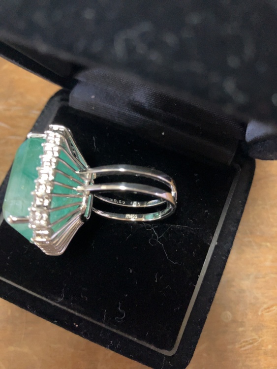 エメラルド　リング（宝石）の商品画像 - 査定依頼日：2026年1月30日 - 最高査定価格：3,000,000円