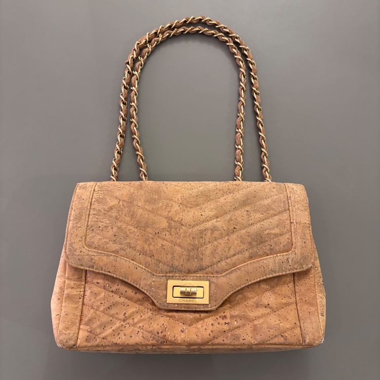 CHANEL 2.55 コルクレザー Vステッチ チェーンショルダー（ブランドバッグ）の商品画像 - 査定依頼日：2026年2月16日 - 最高査定価格：170,000円
