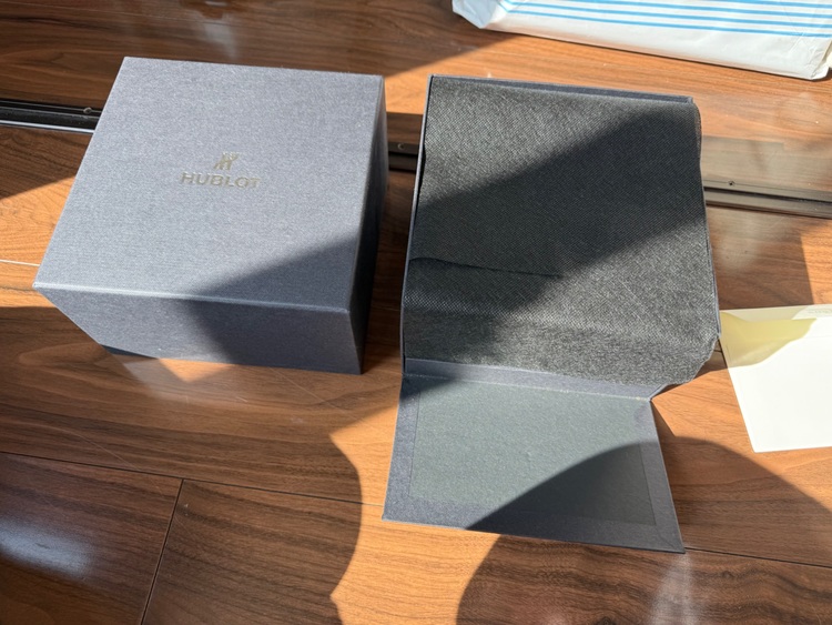 ウブロ クラシックフュージョン ウブロ クラシック・フュージョン アエロ・フュージョン ムーンフェイズ チタニウム ダイヤモンド（高級時計）の商品画像 - 査定依頼日：2025年8月7日 - 最高査定価格：1,800,000円