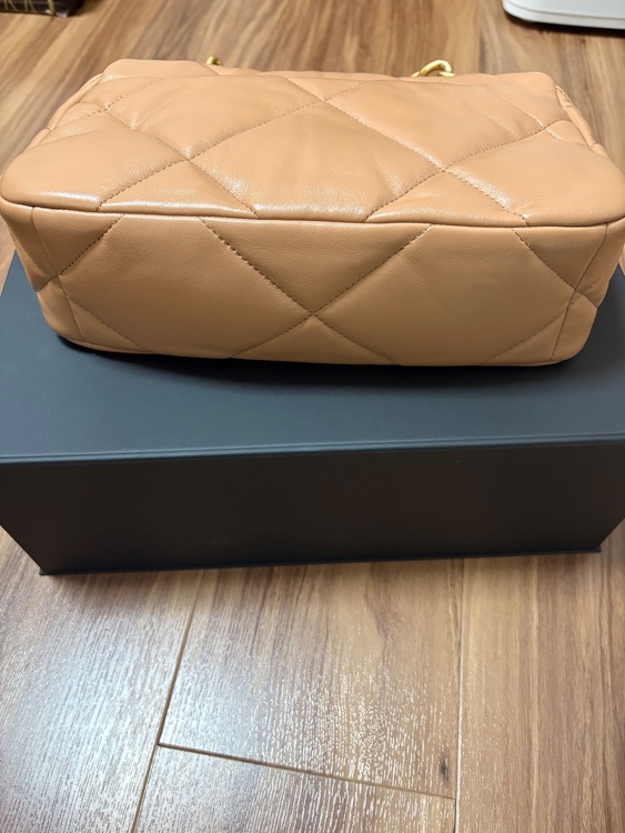 シャネル19 AS1160（ブランドバッグ）の商品画像 - 査定依頼日：2025年6月4日 - 最高査定価格：450,000円