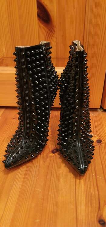 Christian Louboutin　スタッズショートブーツ（ブランド財布・小物）の商品画像 - 査定依頼日：2024年8月5日