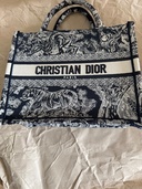 Dior Book Toteバッグスモール.リバーストワルドゥジェイ　エンブロイダリー（ブランドバッグ）の商品画像 - 査定依頼日：2026年7月28日 - 最高査定価格：160,000円