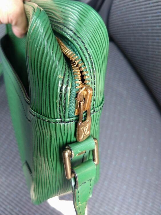 ルイヴィトン エピ （ブランドバッグ）の商品画像 - 査定依頼日：2025年7月1日 - 最高査定価格：15,000円