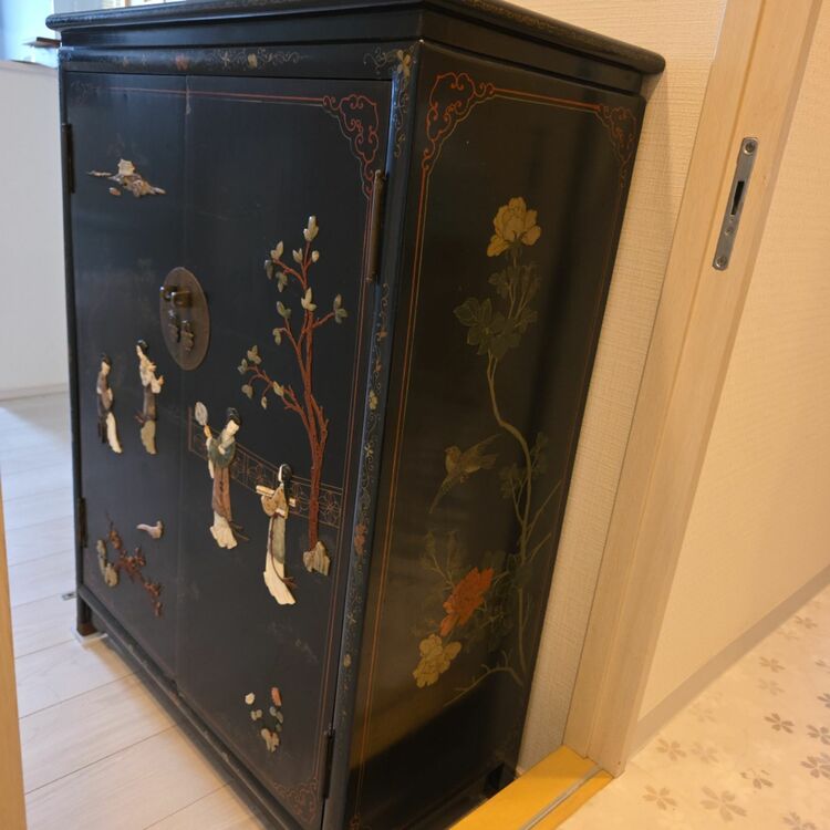 珊瑚飾りのついた収納庫（家具・寝具）の商品画像 - 査定依頼日：2025年11月6日 - 最高査定価格：5,000円