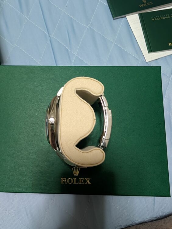 ロレックス パーペチュアル １２４３００．（高級時計）の商品画像 - 査定依頼日：2025年9月8日 - 最高査定価格：1,210,000円