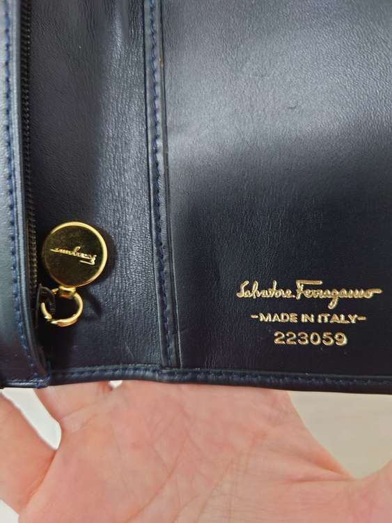 フェラガモ 長財布 ガンチーニ（ブランド財布・小物）の商品画像 - 査定依頼日：2022年9月16日 - 最高査定価格：2,000円