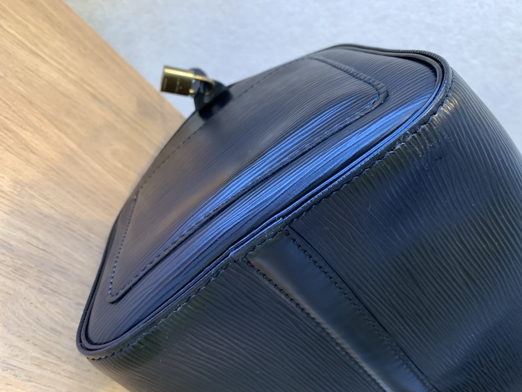 ルイヴィトン　エピ柄（ブランドバッグ）の商品画像 - 査定依頼日：2022年1月9日 - 最高査定価格：35,000円