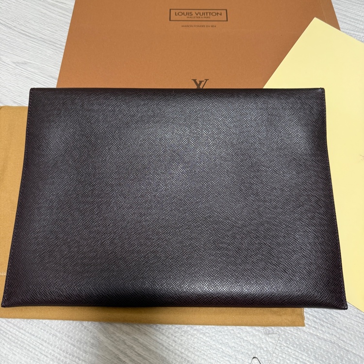 LOUISVUITTON クラッチ 書類ケース アカジュ（ブランド財布・小物）の商品画像 - 査定依頼日：2026年10月25日 - 最高査定価格：20,000円