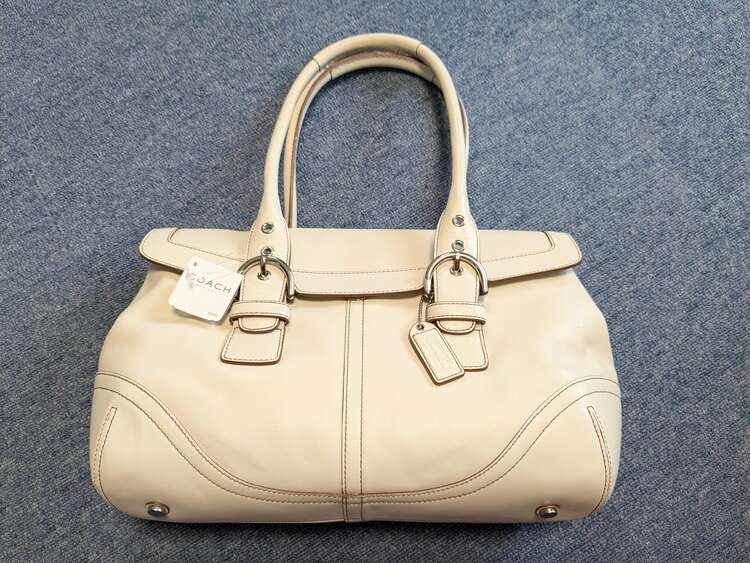 白コーチ9636（ブランドバッグ）の商品画像 - 査定依頼日：2025年2月13日 - 最高査定価格：4,000円