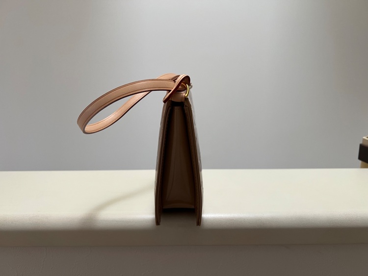 ヴェルニ　レキシントンショルダーバック（ブランドバッグ）の商品画像 - 査定依頼日：2025年10月12日 - 最高査定価格：80,000円