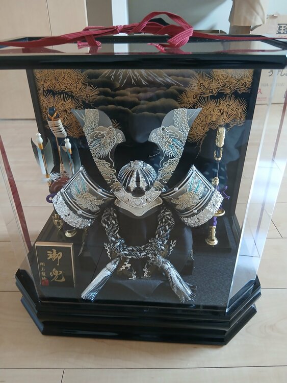 五月人形ケース入り兜（美術品・骨董品）の商品画像 - 査定依頼日：2026年1月19日 - 最高査定価格：100,000円