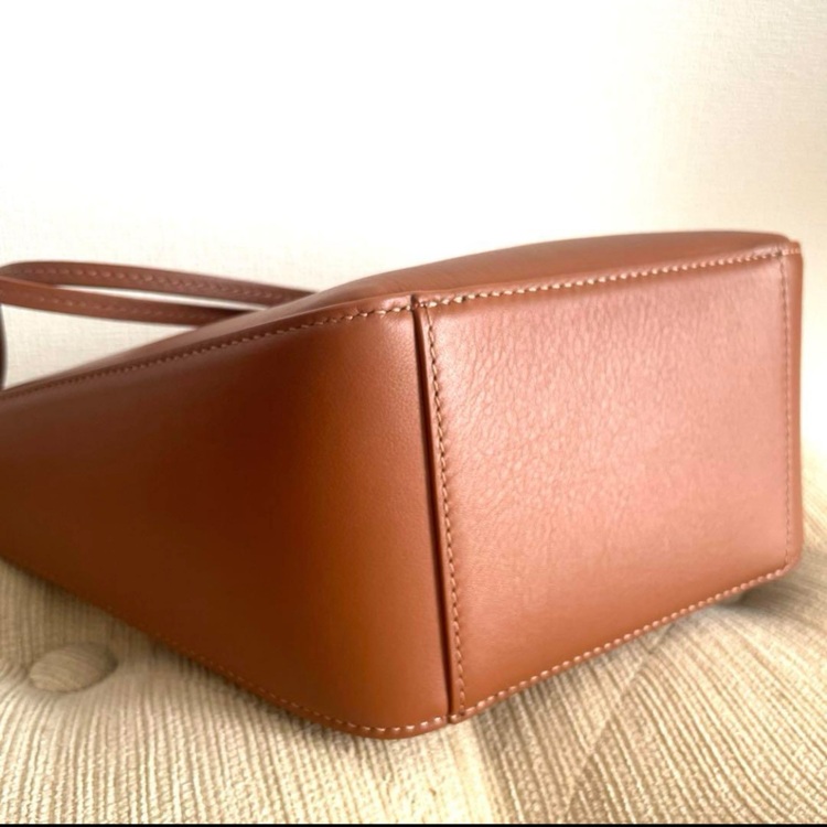 LOEWE HAMMOCK HOBO MINI 　TAN　AS38G13X01（ブランドバッグ）の商品画像 - 査定依頼日：2025年9月27日 - 最高査定価格：130,000円