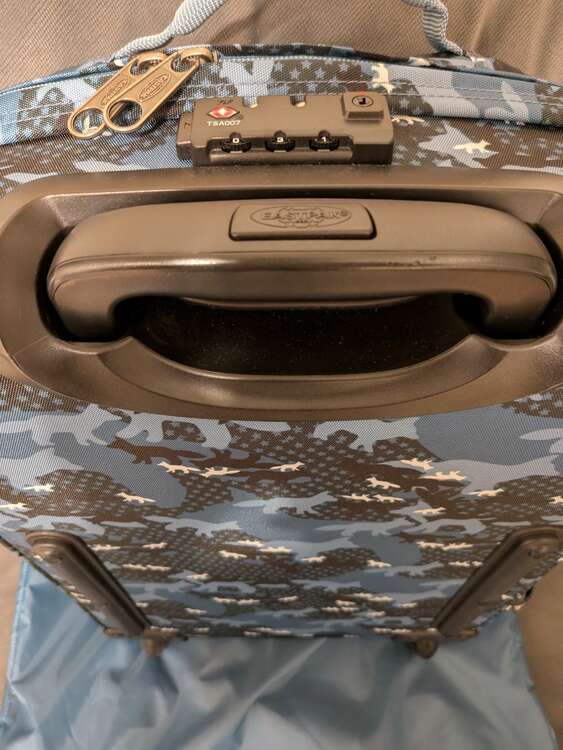 キャリーケース イーストパック（古着・ファッション）の商品画像 - 査定依頼日：2025年5月10日 - 最高査定価格：1,000円